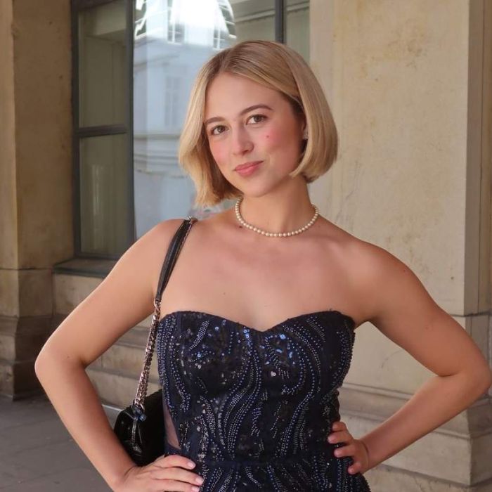 Foto einer Frau mit einer Handtasche und Kleid als Beispiel für erfolgreiches Social Media-Marketing